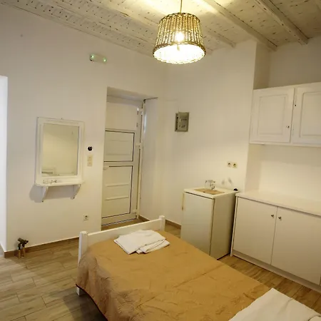 Nikos Hostel *